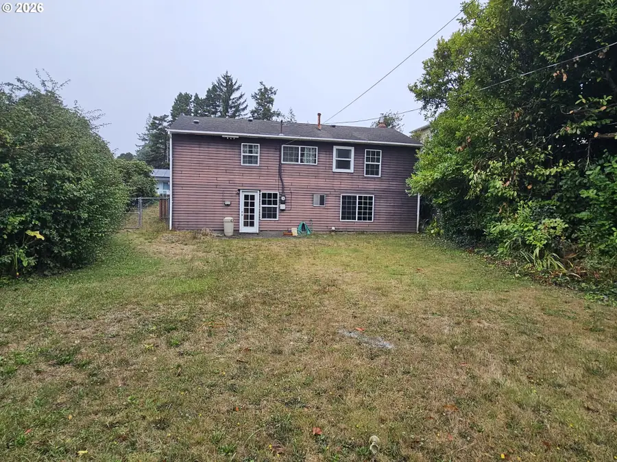 1749 Juniper Ave, Coos Bay, OR 97420 - #3