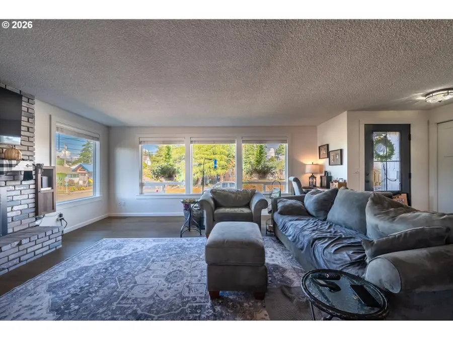 2606 Sheridan Ave, North Bend, OR 97459 - #3