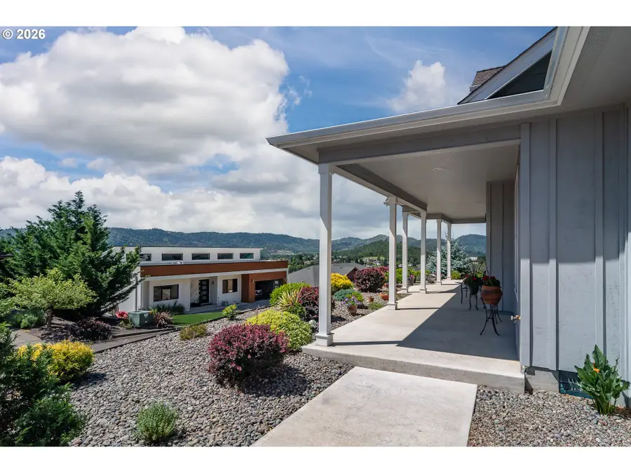 1926 NW Warewood Terrace Ct, Roseburg, OR 97471 - #2