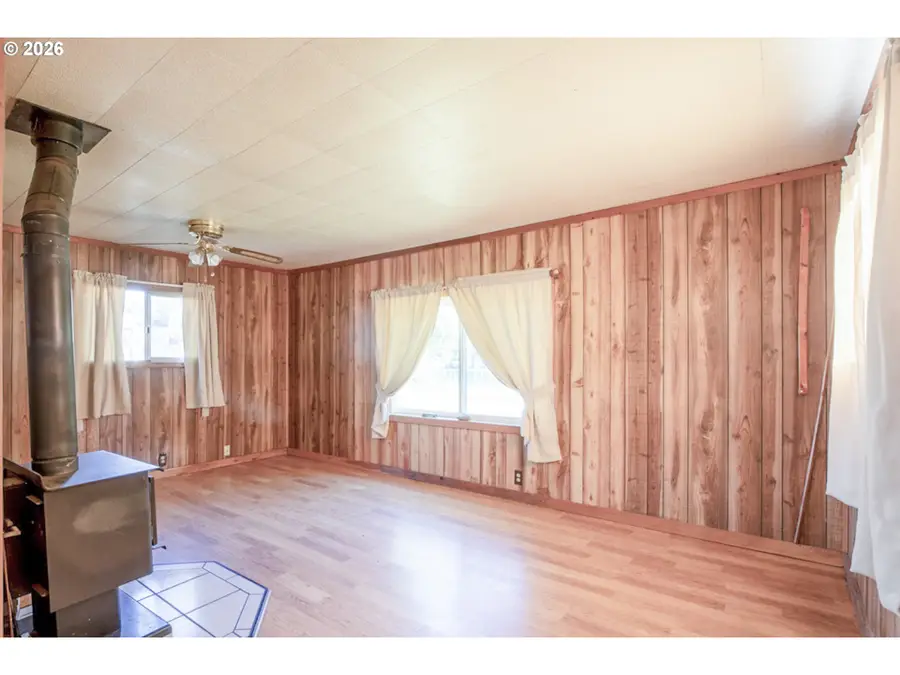 47433 School St, Oakridge, OR 97463 - #3