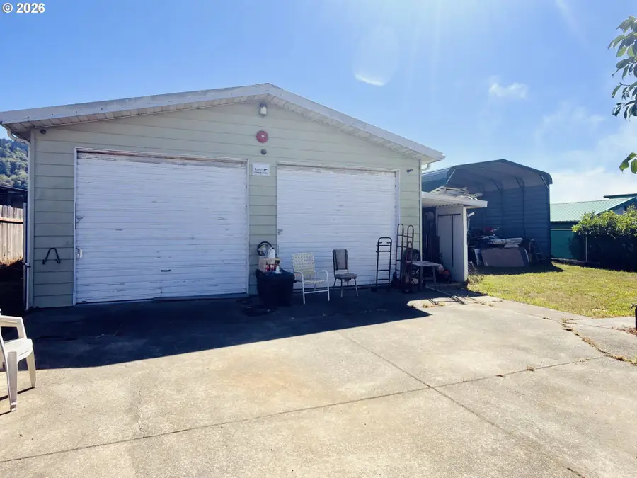 15965 Bay View Dr, Brookings, OR 97415 - #2