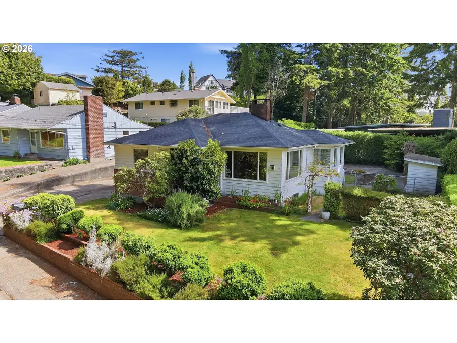 1313 Bayview St, North Bend, OR 97459 - #2