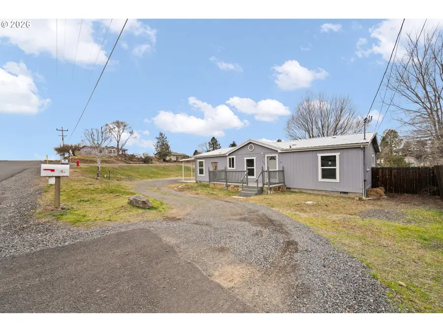 682 SE 10th St, Madras, OR 97741 - #3