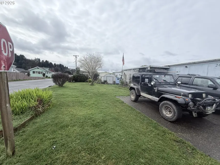 1000 N 8th St #20, Reedsport, OR 97467 - #3