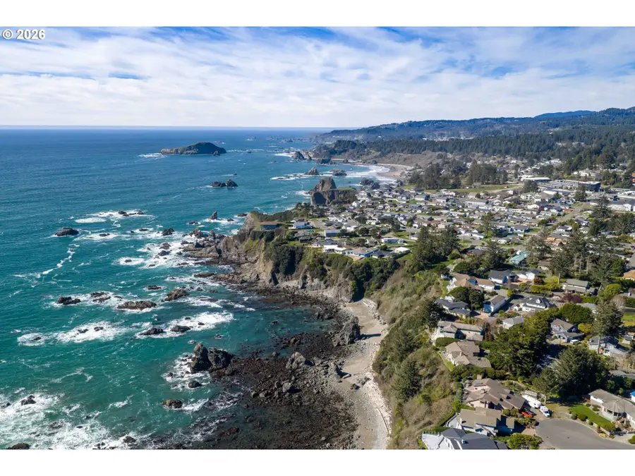 201 Allen Lane, Brookings, OR 97415 - #2