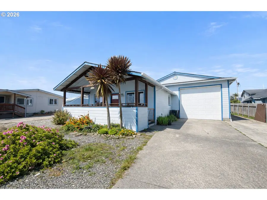 1209 Rowland Ln, Brookings, OR 97415 - #2