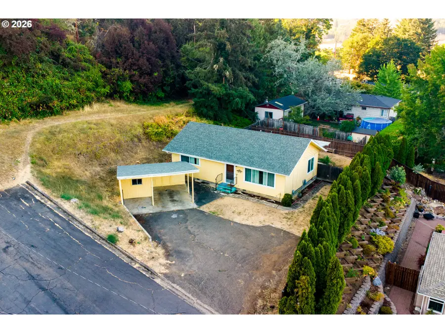 2118 SE Chinaberry Ave, Roseburg, OR 97470 - #2
