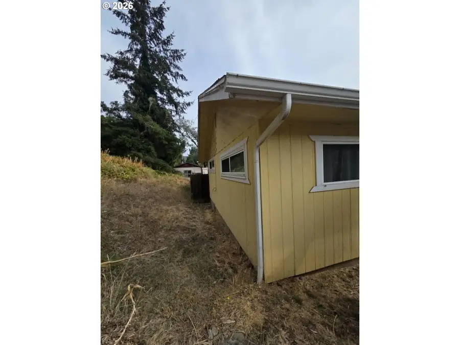 2118 SE Chinaberry Ave, Roseburg, OR 97470 - #3
