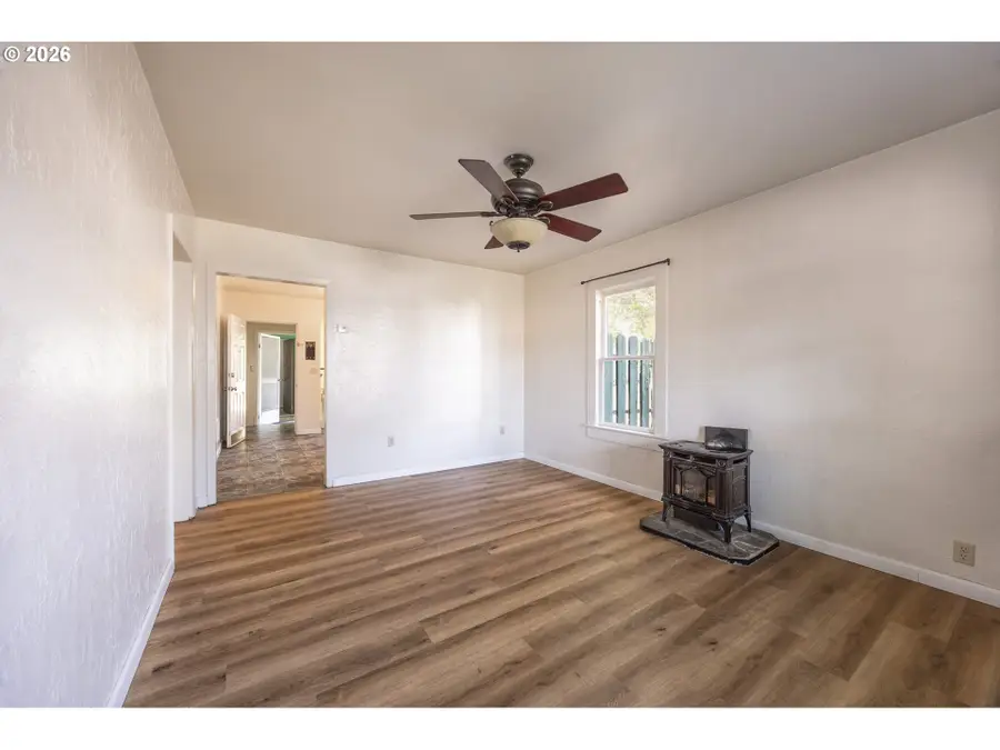 131 SE 4th St, Canyonville, OR 97417 - #2