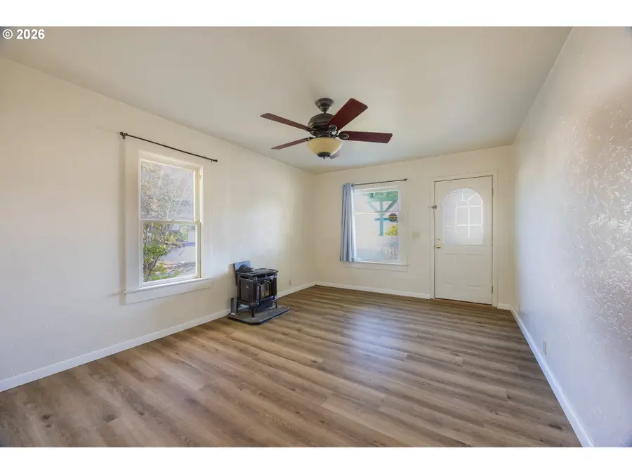 131 SE 4th St, Canyonville, OR 97417 - #3
