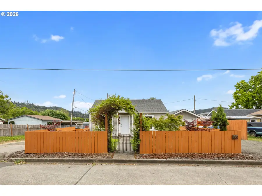 1331 NE Klamath Ave, Roseburg, OR 97470 - #2