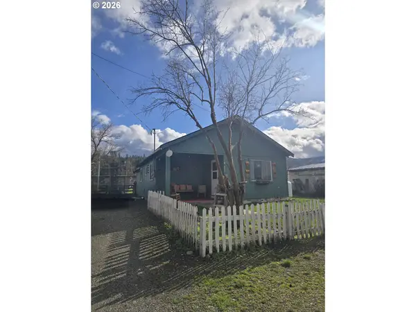 302 W 3rd St, Wallowa, OR 97885