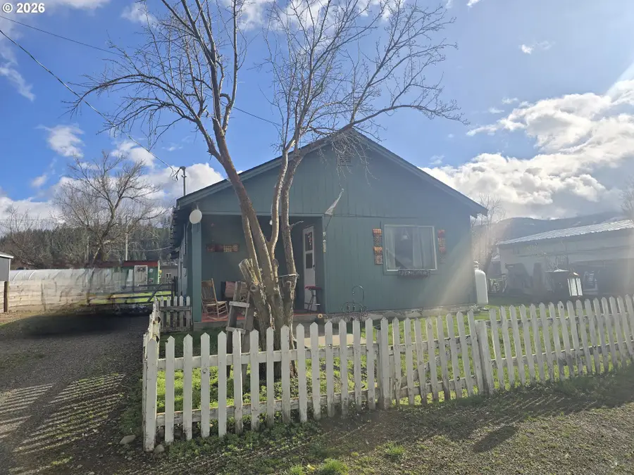 302 W 3rd St, Wallowa, OR 97885 - #2