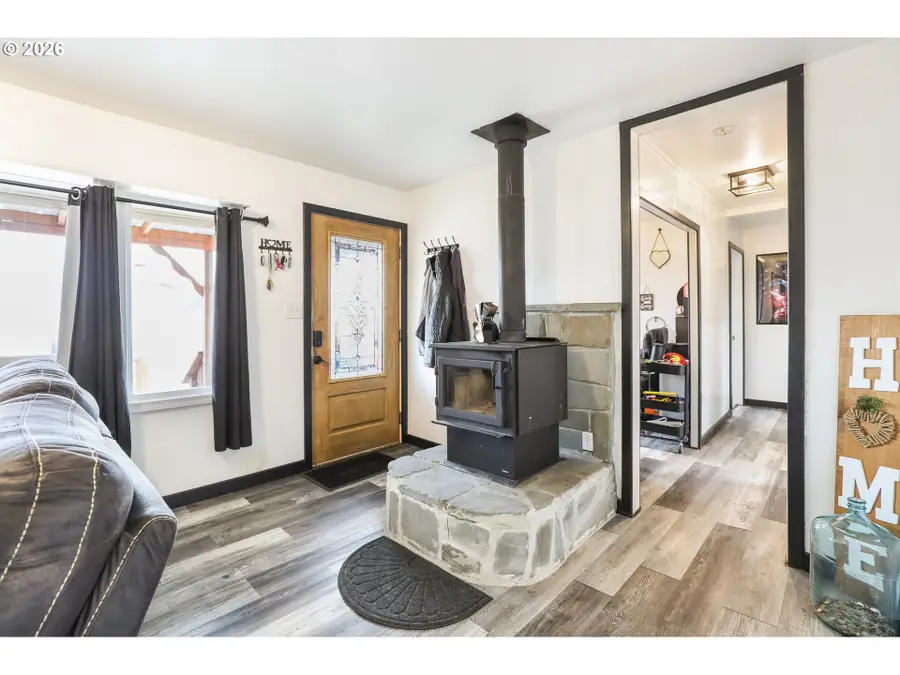 409 NE Court St, Dufur, OR 97021 - #3