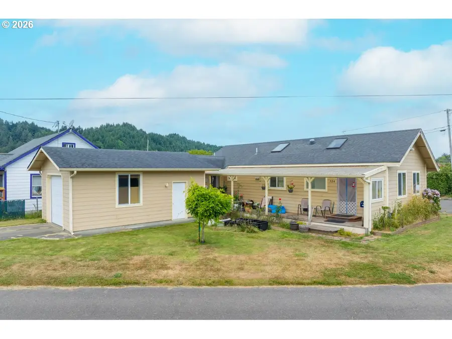 724 Laurel Ave, Reedsport, OR 97467 - #2