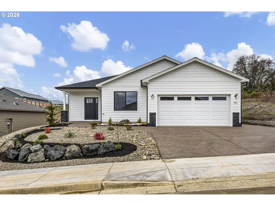 941 Sand Pines Ave, Sutherlin, OR 97479 - #2