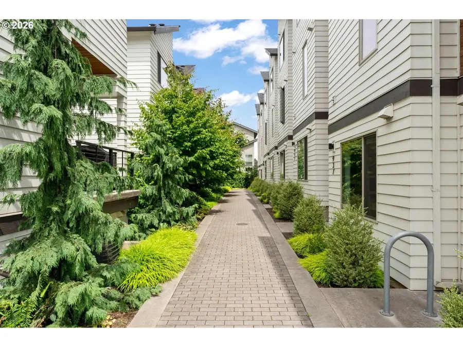 961 N Skidmore St, Portland, OR 97217 - #3