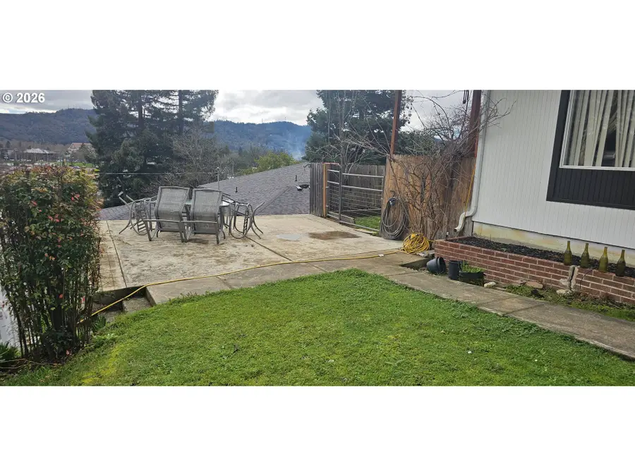 1852 NW Dogwood St, Roseburg, OR 97471 - #3
