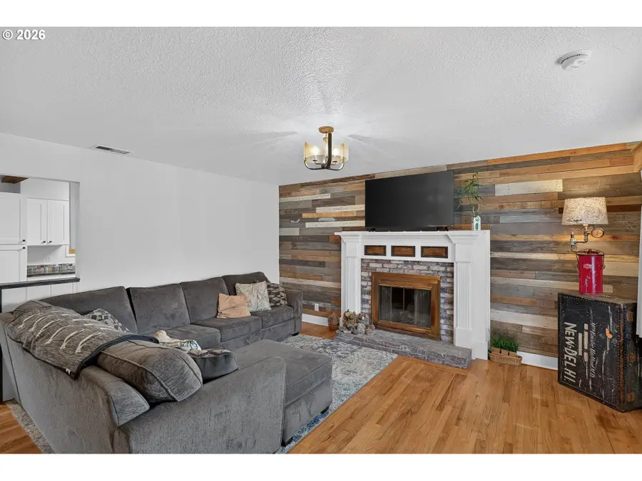 1549 NE 9th St, McMinnville, OR 97128 - #3