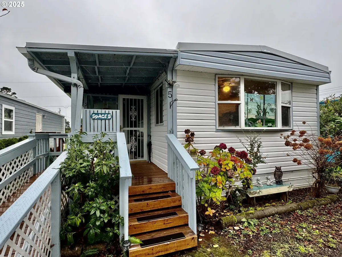 1699 27th St #5, Florence, OR 97439 - Image #1