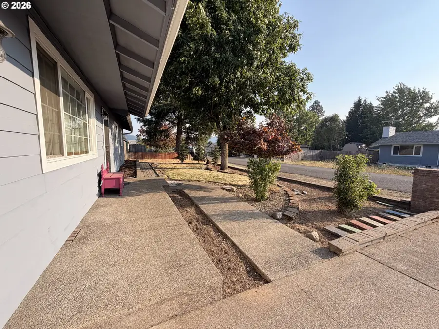 226 Johnson St, Sutherlin, OR 97479 - #3