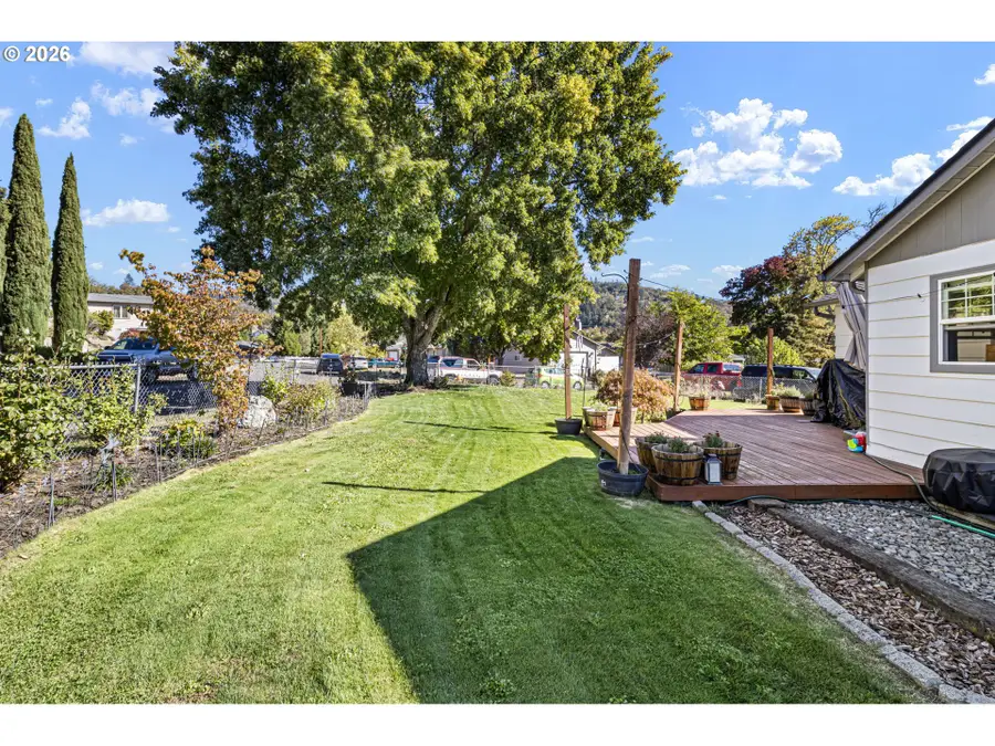 663 NE Knoll Ave, Roseburg, OR 97470 - #3