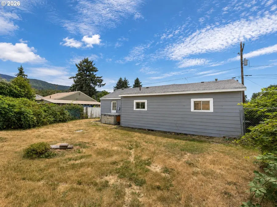 932 SW Swift Ave, Mill City, OR 97360 - #2
