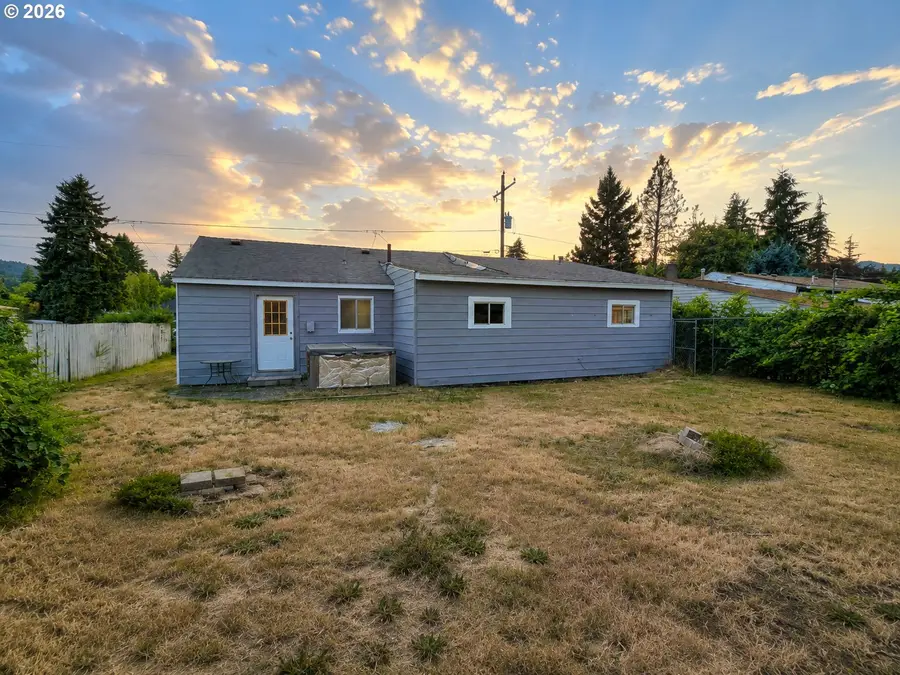 932 SW Swift Ave, Mill City, OR 97360 - #3