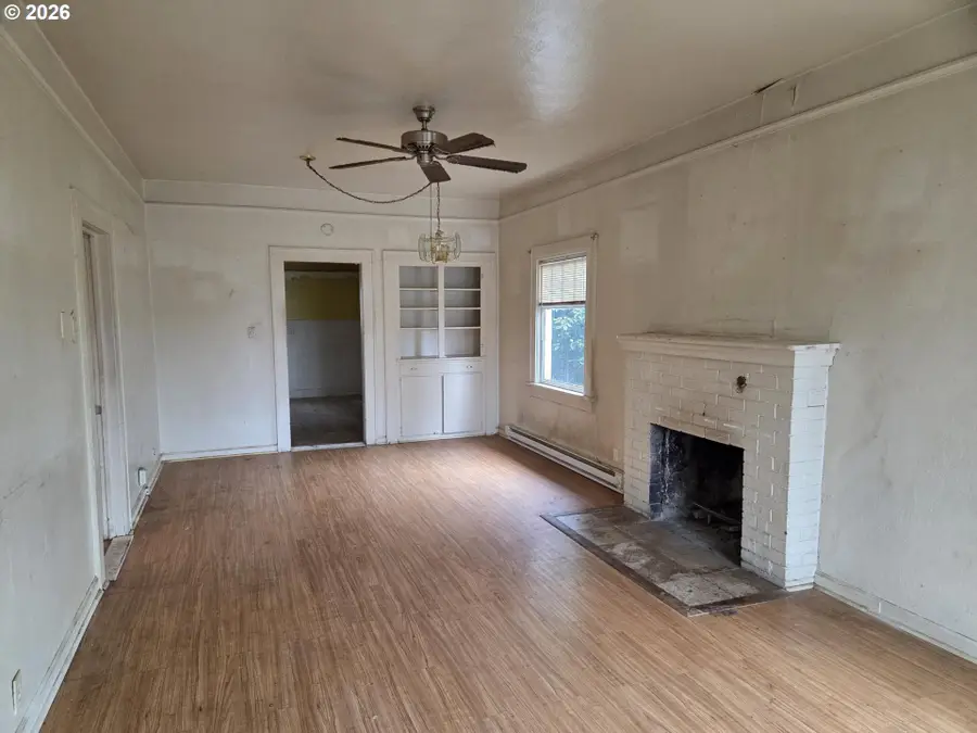 907 S 4th Ave, Kelso, WA 98626 - #3