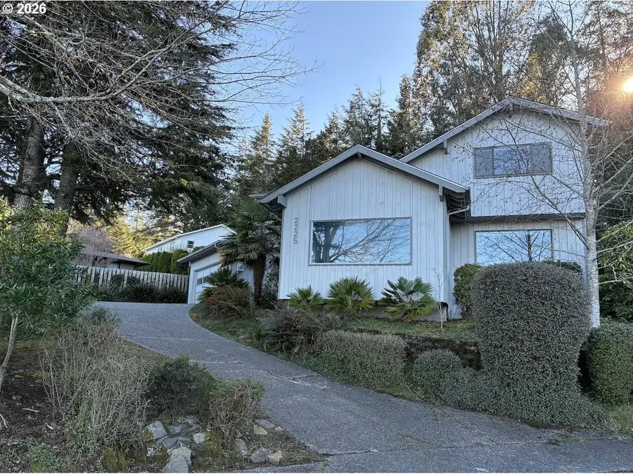 2225 Maine Ct, North Bend, OR 97459 - #2