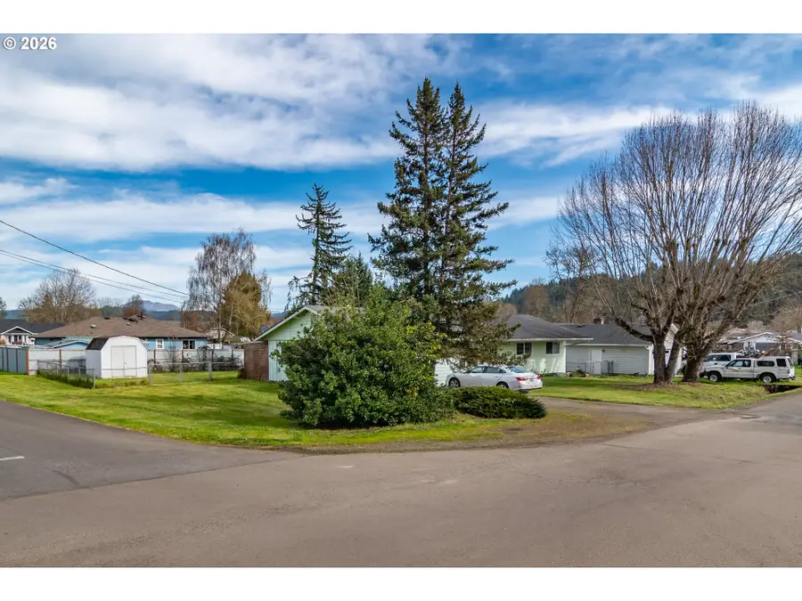 266 Sherwood Dr, Sutherlin, OR 97479 - #2