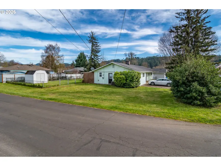 266 Sherwood Dr, Sutherlin, OR 97479 - #3