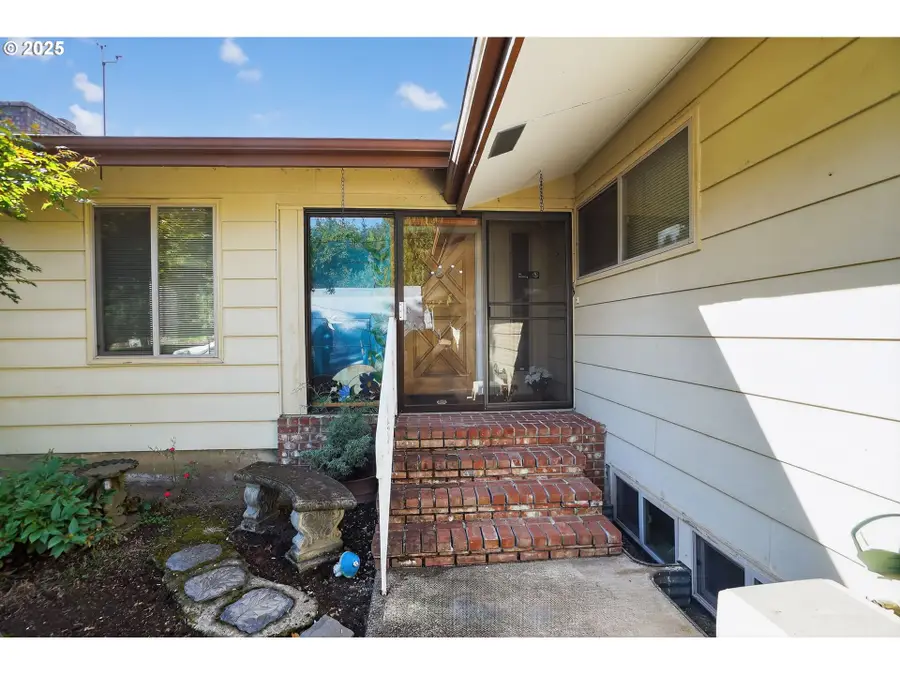 9479 SE Hillcrest Rd, Northwest Clackamas, OR 97086 - #2