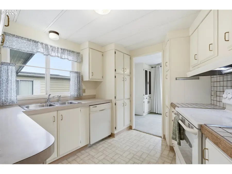 11155 SW Royal Villa Dr, Beaverton Hillsboro, OR 97224 - Image #3