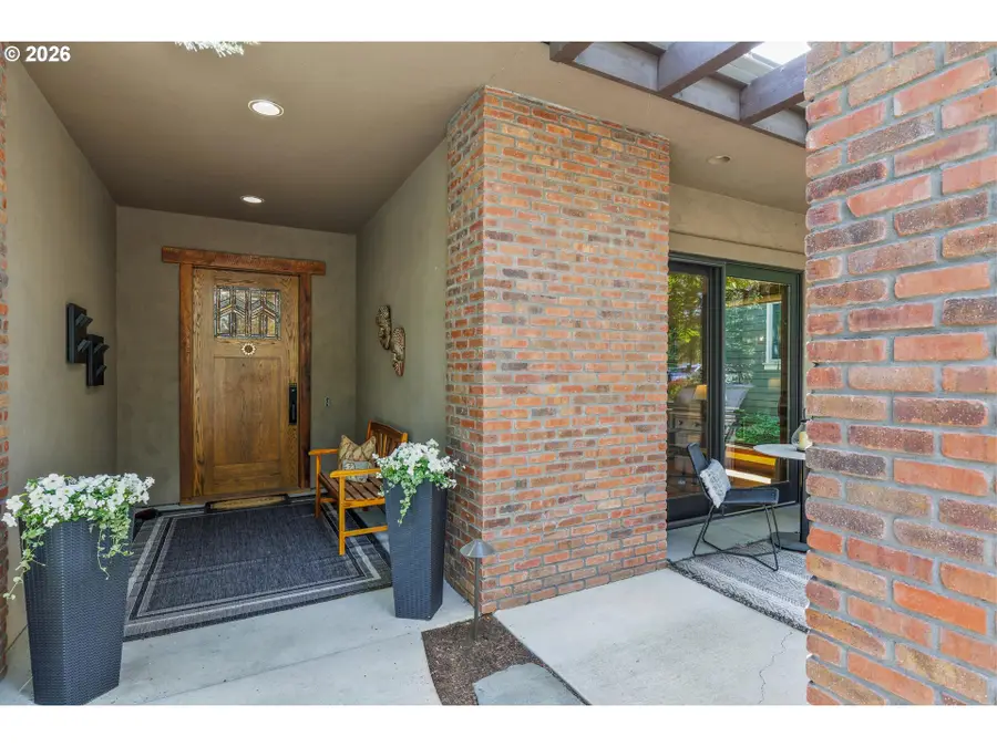 2563 NW Crossing Dr, Bend, OR 97703 - #2
