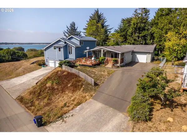 743 Caroline St, Bandon, OR 97411