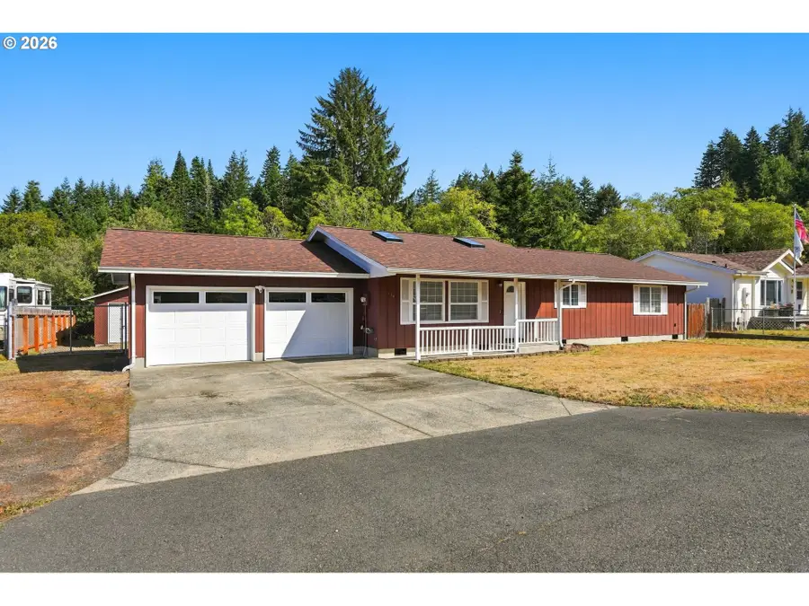 530 Robinhood Ave, Lakeside, OR 97449 - #3