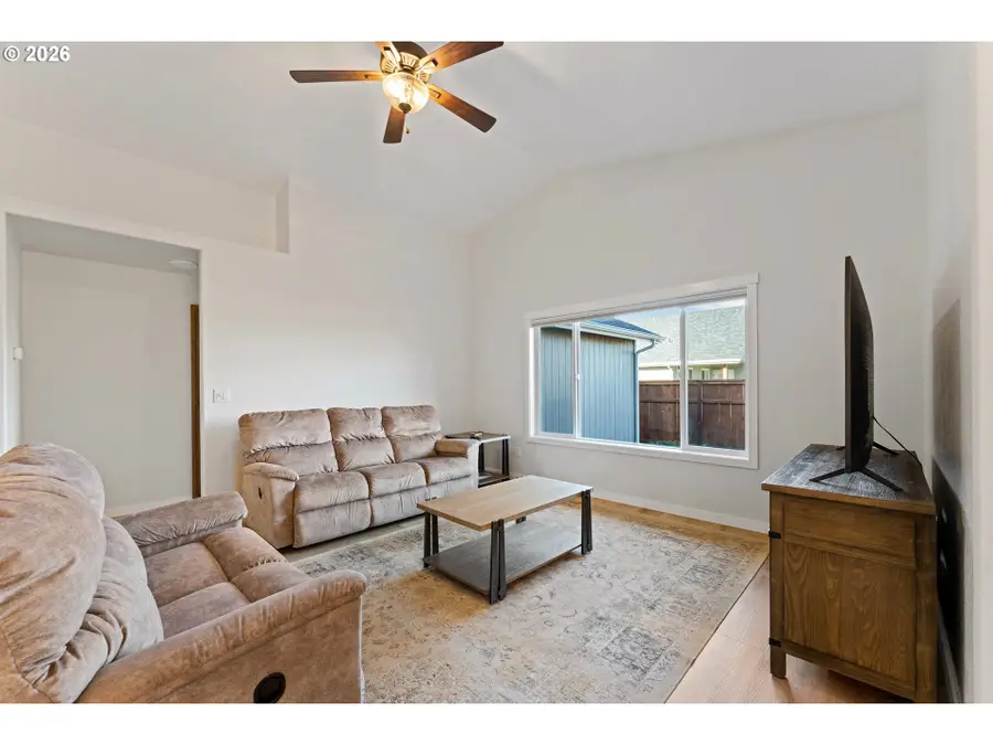 1876 SW Mistybrook Dr, Grants Pass, OR 97527 - Image #2