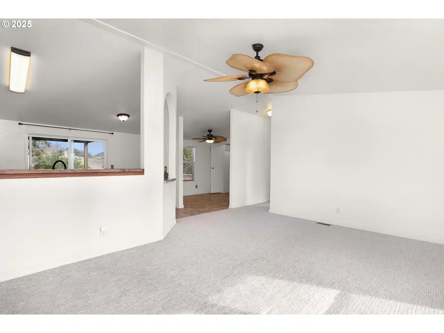 249 Trout Loop, Roseburg, OR 97471 - Image #3