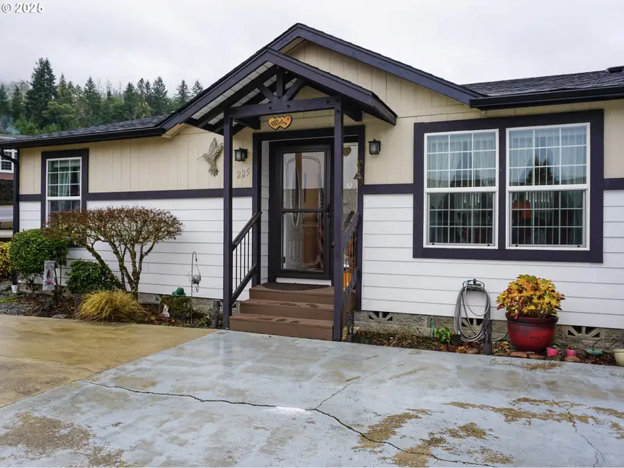 225 Knoll Terrace Dr, Canyonville, OR 97417 - Image #3