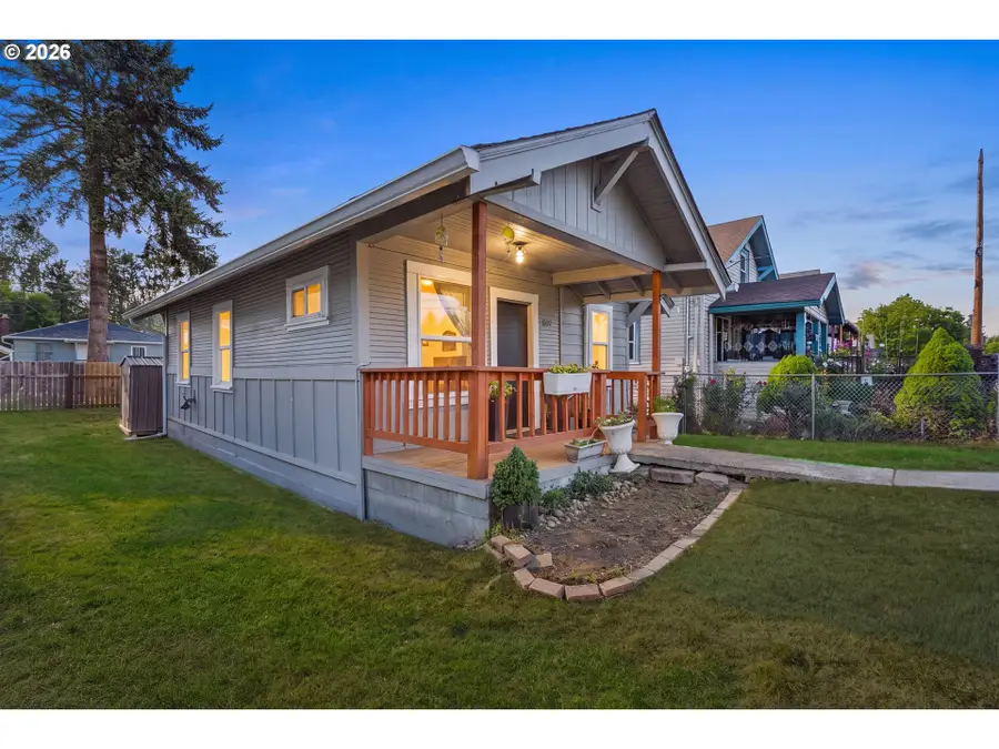 803 Pacific Ave, Kelso, WA 98626 - #3