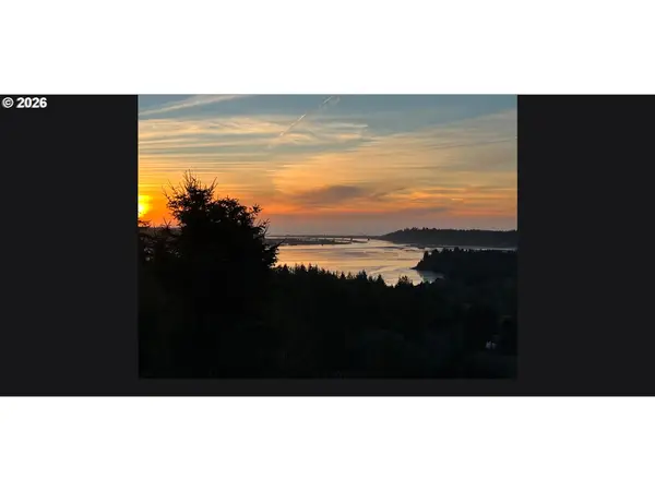 960 N Bayview Loop, Waldport, OR 97394