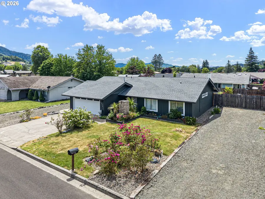 229 N Grove Ln, Sutherlin, OR 97479 - #2