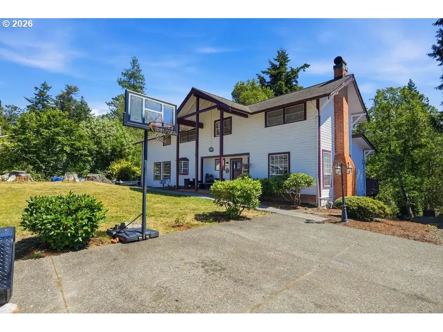 715 E 1st St, Coquille, OR 97423 - #2