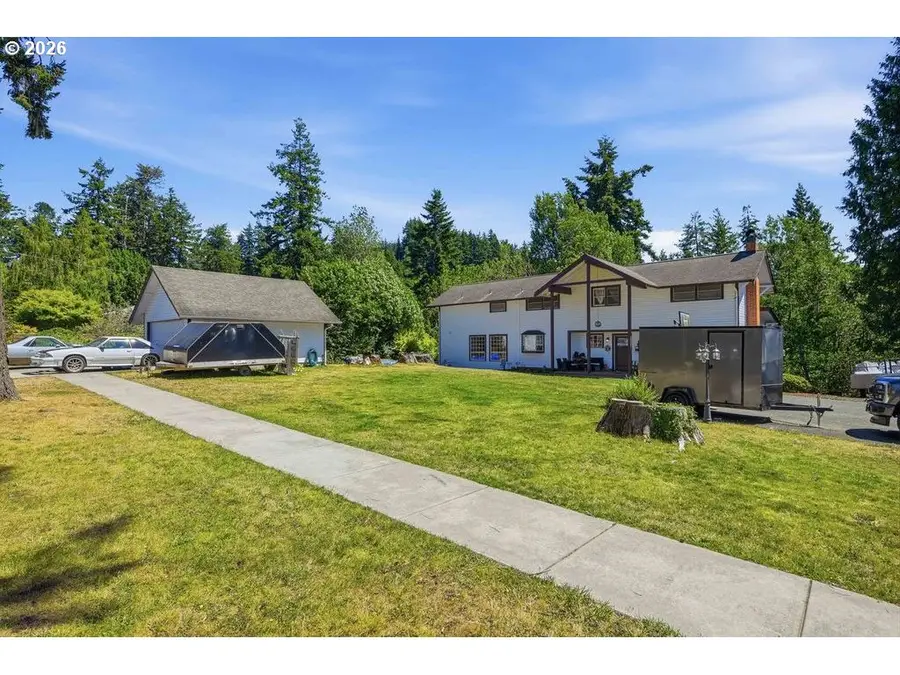 715 E 1st St, Coquille, OR 97423 - #3