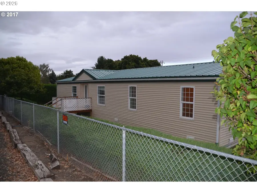 265 NW 4th St, Dufur, OR 97021 - #2
