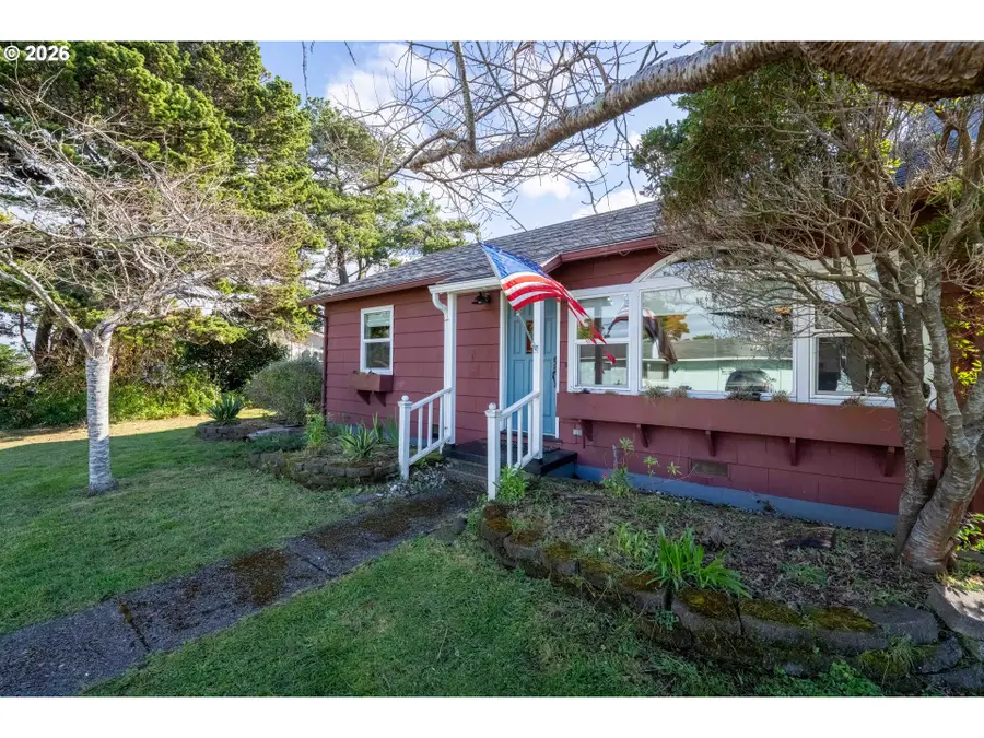 685 10th St Sw, Bandon, OR 97411 - #2