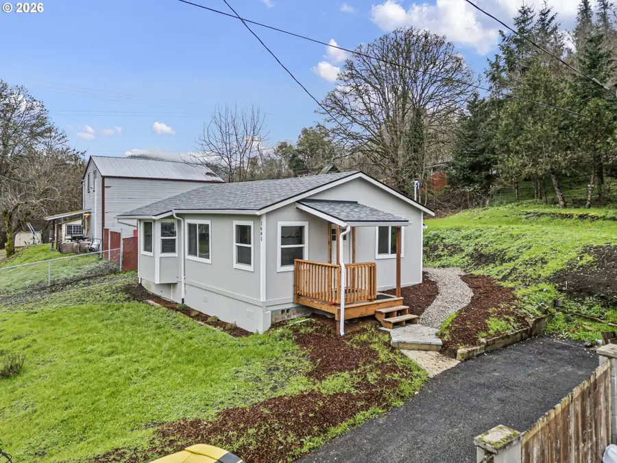 1641 SE Marsters Ave, Roseburg, OR 97470 - Image #2