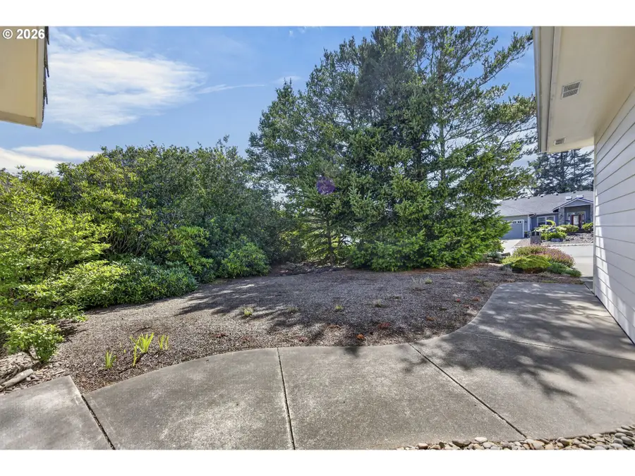 131 Shoreline Dr, Florence, OR 97439 - #3