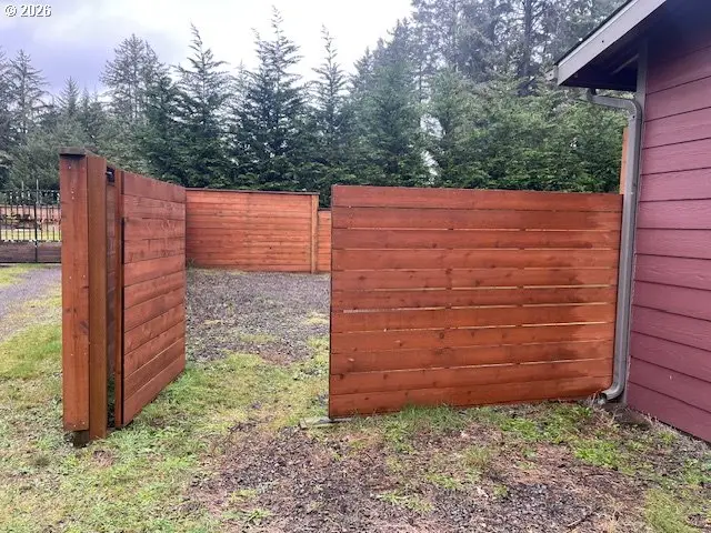 5147 Hilltop Dr, Florence, OR 97439 - #2